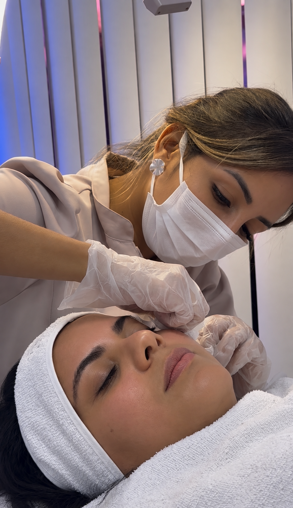 Profissional realizando limpeza de pele